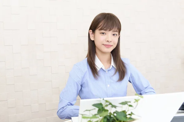 Geschäftsfrau Arbeitet Einem Laptop — Stockfoto