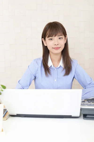 Bir Dizüstü Bilgisayarda Çalışan Kadın — Stok fotoğraf