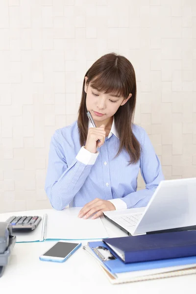 Geschäftsfrau Mit Unbehaglichem Blick — Stockfoto