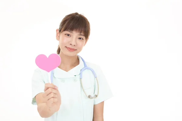 微笑亚洲护士与粉红色的心脏爱符号 — 图库照片