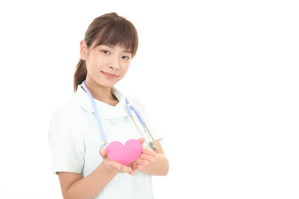 Sonriente Enfermera Asiática Con Corazón Rosa Símbolo Amor — Foto de Stock