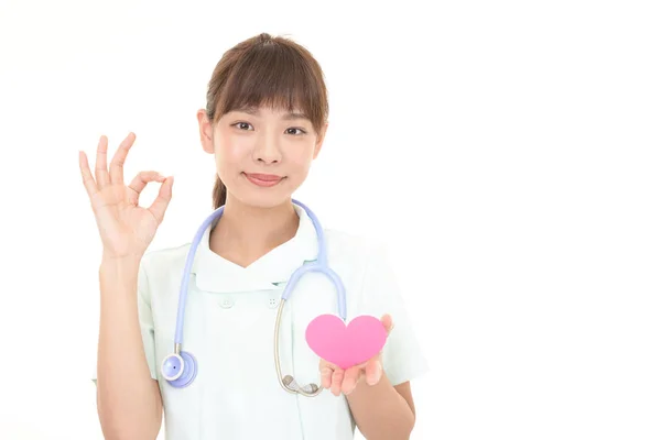 Lächelnde Asiatische Krankenschwester Mit Einem Rosa Herz Liebessymbol — Stockfoto