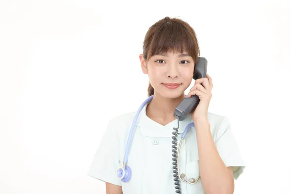 Lächelnde Krankenschwester Mit Telefon — Stockfoto