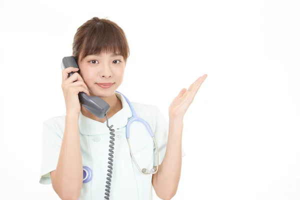 Leende Kvinnlig Sjuksköterska Med Telefon — Stockfoto