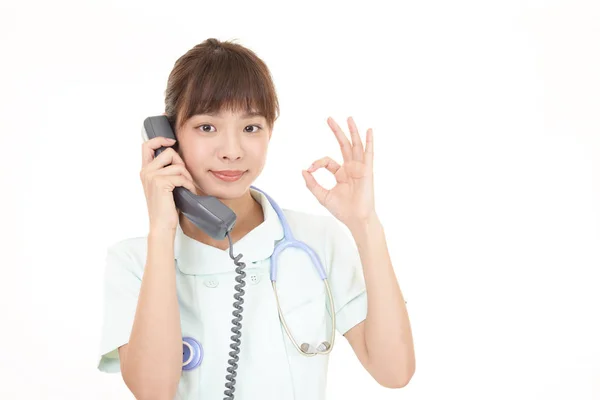 Χαμογελαστή Γυναίκα Νοσοκόμα Ένα Τηλέφωνο — Φωτογραφία Αρχείου
