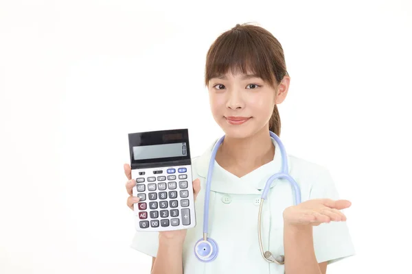 微笑的女护士用计算器 — 图库照片