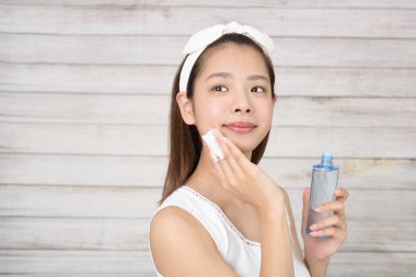 Yüzüne bakan kadın.