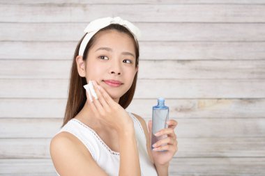 Yüzüne bakan kadın.