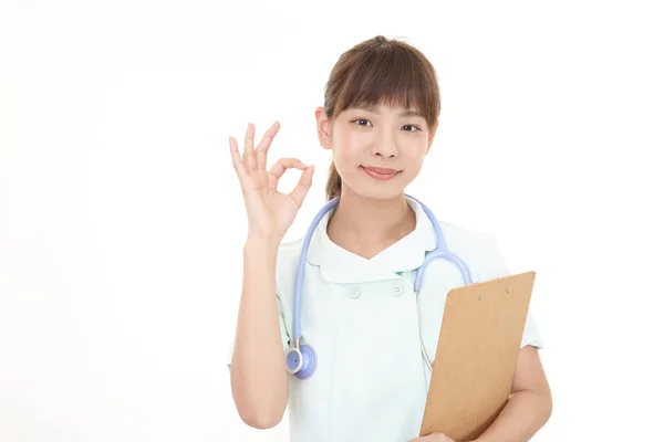Χαμογελαστή Γυναίκα Νοσοκόμα Εντάξει Χέρι Πινακίδα — Φωτογραφία Αρχείου