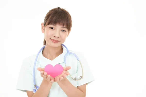 Sorrindo Enfermeira Asiática Segurando Símbolo Amor Coração Rosa — Fotografia de Stock