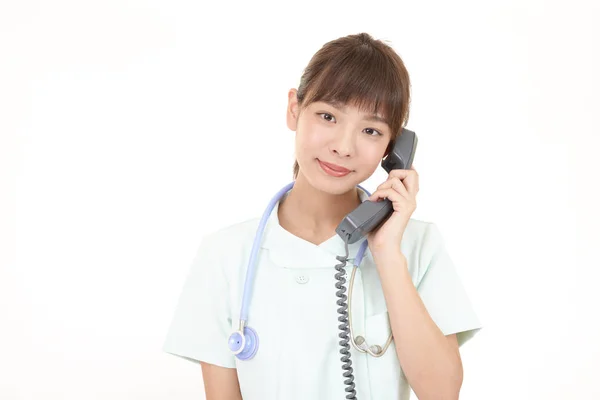 Leende Kvinnlig Sjuksköterska Med Telefon — Stockfoto