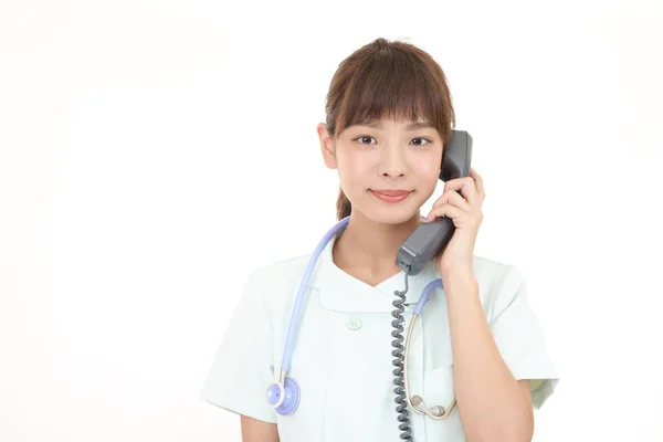 Leende Kvinnlig Sjuksköterska Med Telefon — Stockfoto