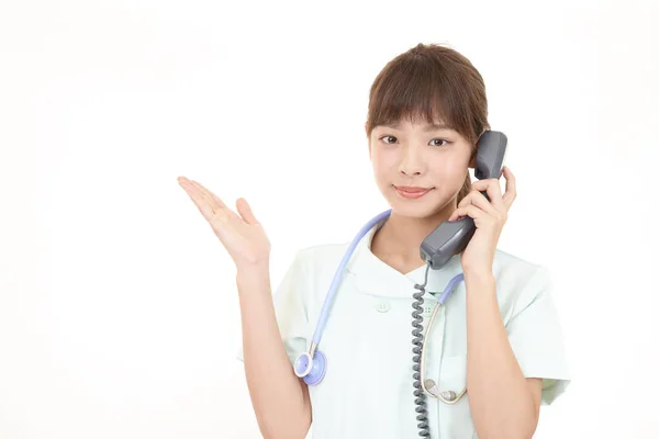 微笑的女护士与电话 — 图库照片