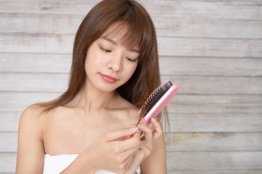 Saçlarını tarayan kadın.