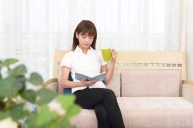 Kitap okuyan bir kadın.