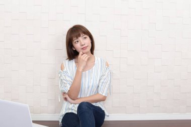 Dizüstü bilgisayar hoşlanan kadın