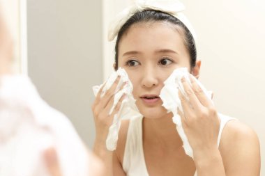 Yüzünü yıkayan kadın.