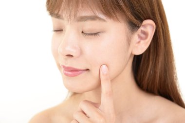 Yüzüne bakan kadın.