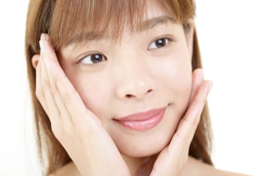 Gülümseyen güzel genç kadın.