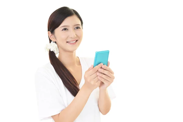 Donna Sorridente Utilizzando Uno Smartphone — Foto Stock