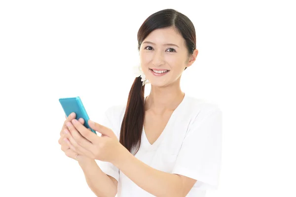 Sorrindo Mulher Usando Telefone Inteligente — Fotografia de Stock