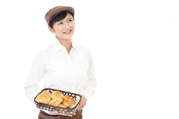 パン屋で働く女性のパン — ストック写真