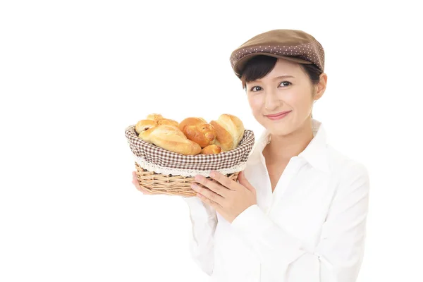 パン屋で働く女性のパン — ストック写真