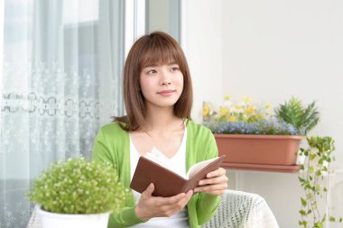 Kitap okuyan bir kadın.