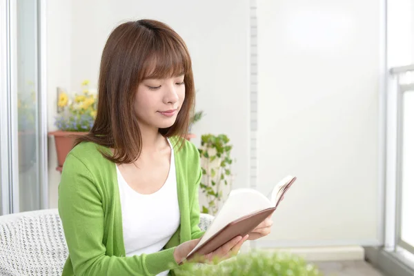 Mulher Lendo Livro — Fotografia de Stock