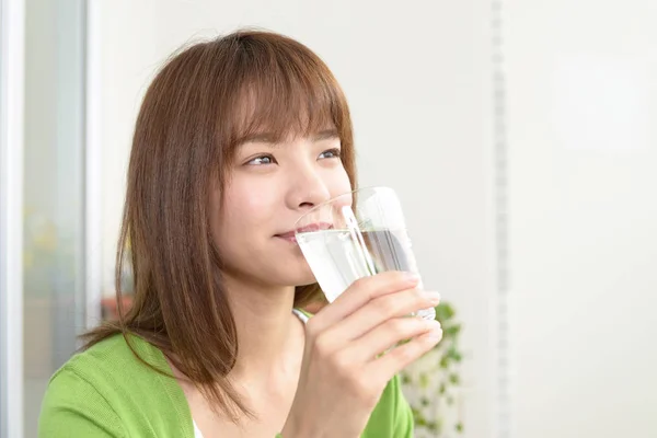 Jonge Vrouw Drinken Van Een Glas Water — Stockfoto