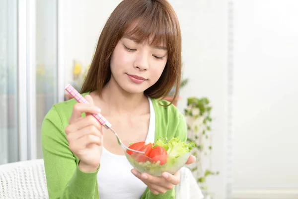 年轻女子吃新鲜的蔬菜沙拉 — 图库照片