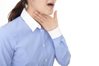 Kadın kötü bir soğuk ile