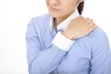 Omuz ağrısı olan bir kadın..