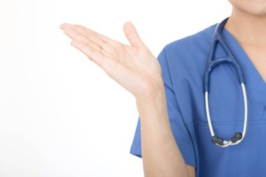 Kadın doktor bir şey elini avuç içinde gösterilen