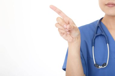 Kadın doktor el işaret eden oktan yukarı kapatın