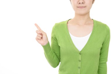 Kadın parmağıyla işaret ediyor. 