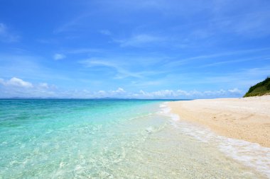 Yaz gökyüzü ve Okinawa 'nın güzel plajı