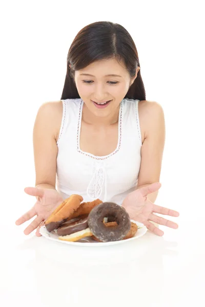 Lachende Jonge Vrouw Eten Snoep — Stockfoto