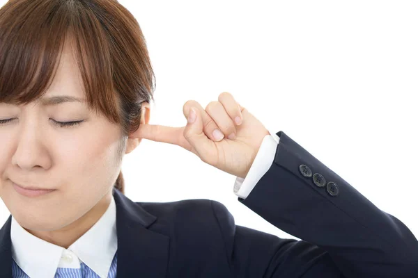 Frau Bedeckt Ihre Ohren Mit Geschlossenen Augen — Stockfoto