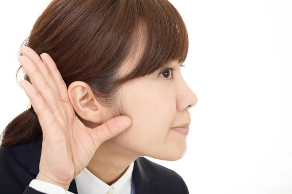 Een Vrouw Legt Haar Hand Haar Oor — Stockfoto