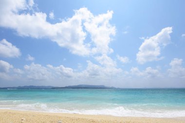 Yaz gökyüzü ve Okinawa 'nın güzel plajı