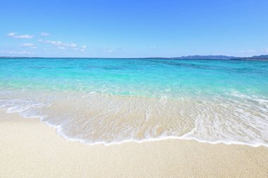 Yaz gökyüzü ve Okinawa 'nın güzel plajı