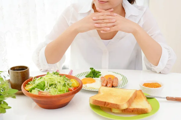 Woman Who Enjoys Delicious Breakfast — Stock Photo, Image