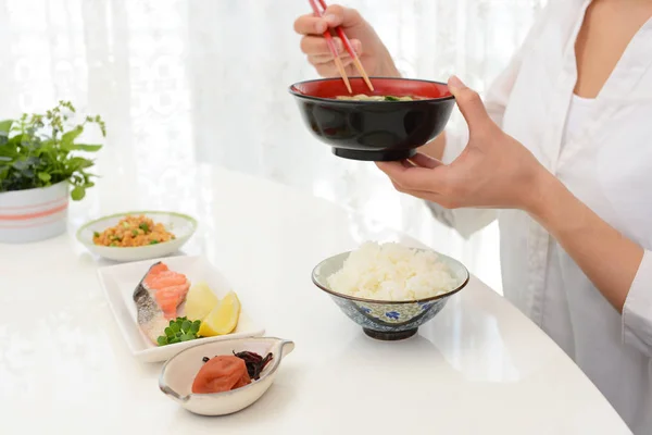Frau Die Japanische Lebensmittel Genießt — Stockfoto