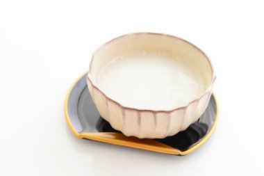 Amazake. Fermente pirinç yapılmış bir tatlı içeceği.