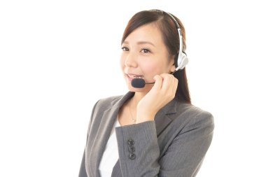 gülümseyen çağrı merkezi operatörü