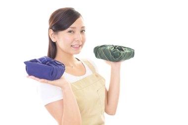 Gülümseyen kadın önlük