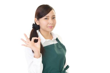 Beyaz arka plan üzerinde izole gülümseyen garson