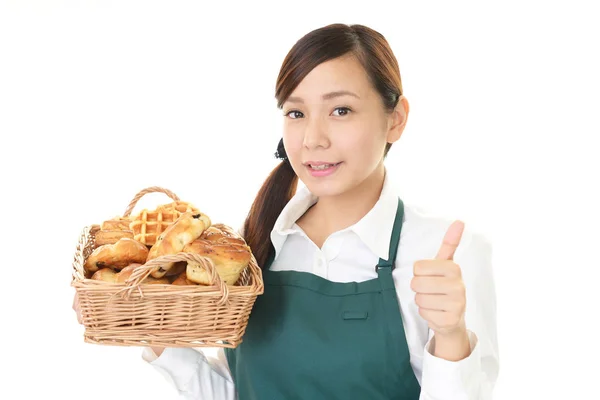 一个微笑的女面包师 — 图库照片