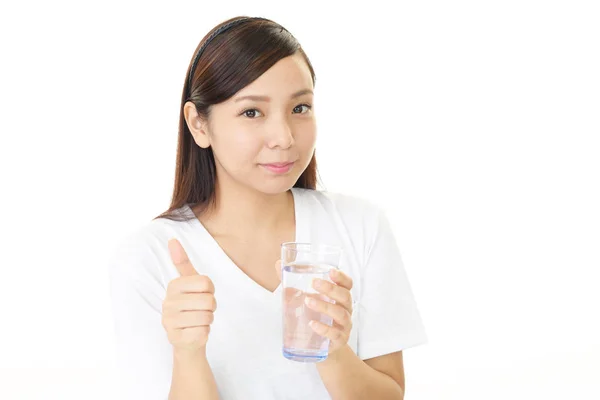 Νεαρή Γυναίκα Πίνοντας Ένα Ποτήρι Νερό — Φωτογραφία Αρχείου